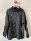 Studio Long sweater af Hanne Falkenberg, strikkekit | 71 Sort, 74 Skifergrå, 22 Ærtegrøn (x)