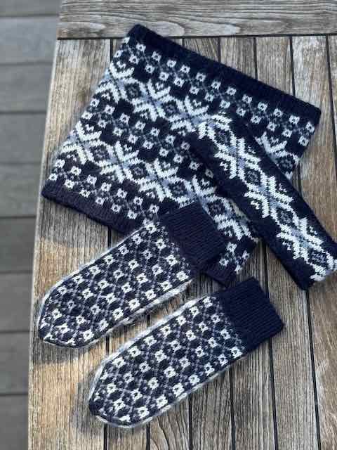 Astra vanter, cowl og pandebånd No 1 strikkekit Strikkekit Inge - Lis Holst