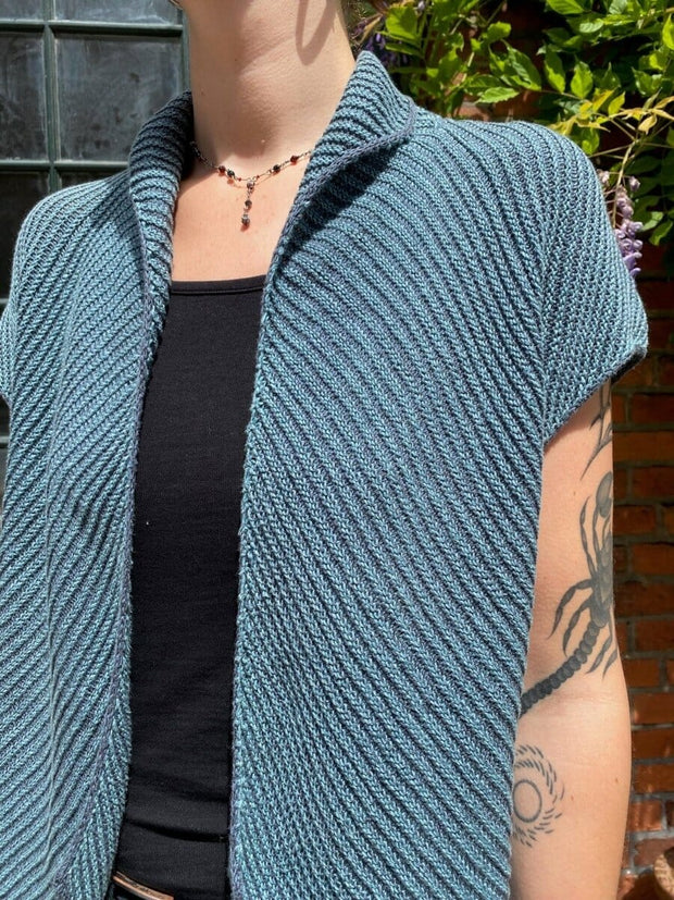 Blues vest af Hanne Falkenberg, strikkeopskrift (No 21 garn) Strikkeopskrift Hanne Falkenberg