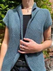 Blues vest af Hanne Falkenberg, strikkeopskrift (No 21 garn) Strikkeopskrift Hanne Falkenberg