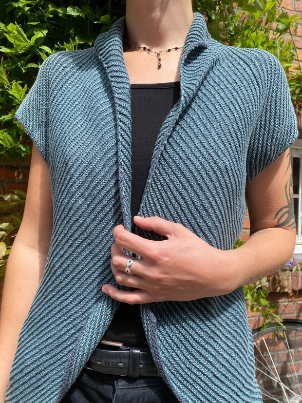 Blues vest af Hanne Falkenberg, strikkeopskrift (No 21 garn) Strikkeopskrift Hanne Falkenberg