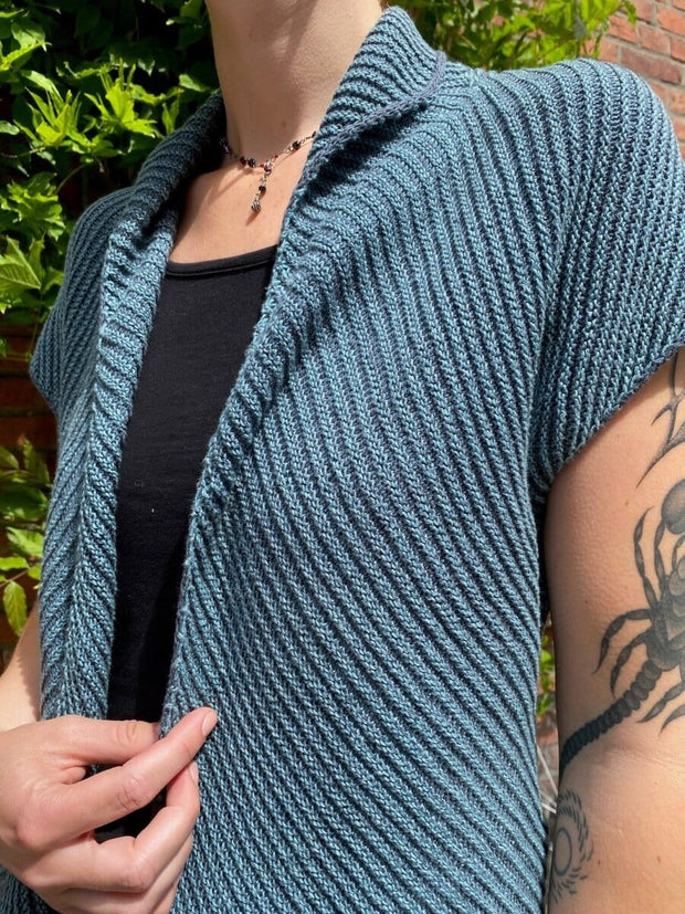 Blues vest af Hanne Falkenberg, strikkeopskrift (No 21 garn) Strikkeopskrift Hanne Falkenberg