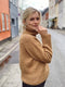 Strikkeopskrift til Caramel sweater med rullekrave, designet af PetiteKnit.