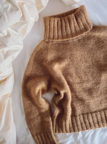 Strikkeopskrift til Caramel sweater, designet af PetiteKnit.
