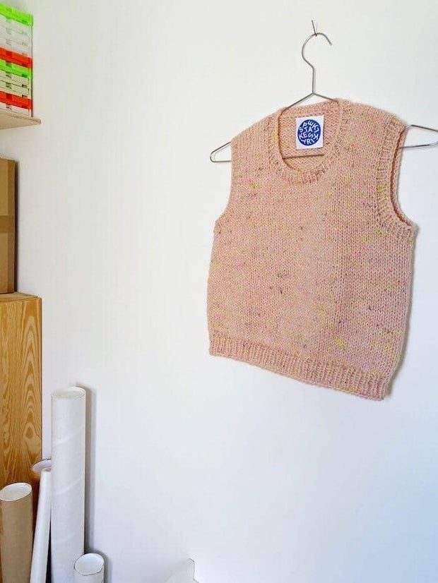 Debutant Vest barn af Spektakelstrik, strikkeopskrift Strikkeopskrift Spektakelstrik