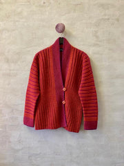 Donna jakke af Hanne Falkenberg, strikkekit | 58 Hindbær, 08 Orange, 93 Tomatrød, 59 Fuchsia