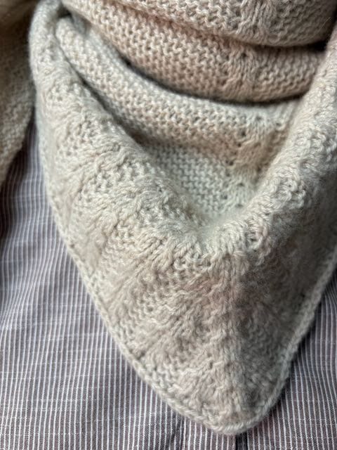 Elisabeth sjal af Inge - Lis Holst, No 2 strikkekit