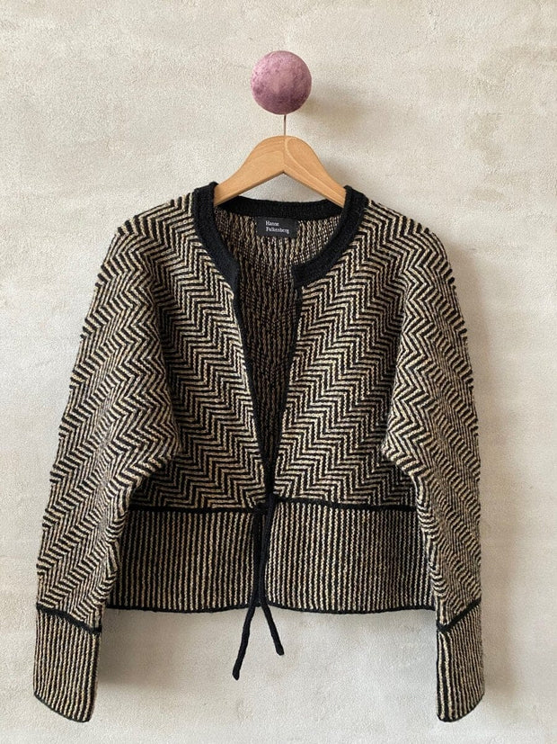 Jazz cardigan/sweater af Hanne Falkenberg, strikkekit | 71 Sort, 90 Havre
