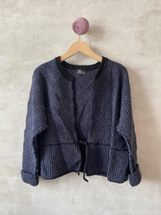 Jazz cardigan/sweater af Hanne Falkenberg, strikkekit | 71 Sort, 96 Blåbær