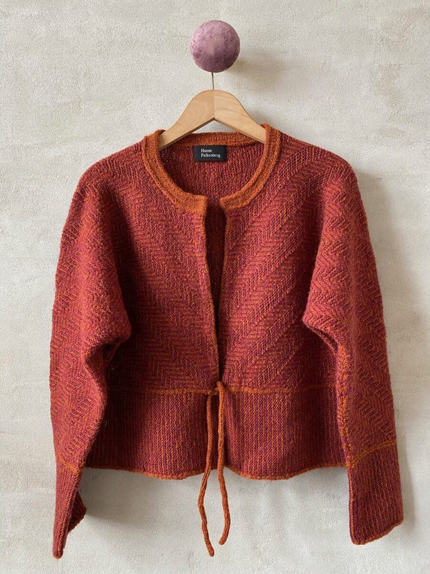 Jazz cardigan/sweater af Hanne Falkenberg, strikkekit | 12 Rust (x), 64 Vinrød