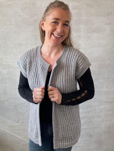Links vest af Hanne Falkenberg, No 2 strikkekit | Lysegrå (3559 grigio 0)