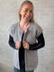 Links vest af Hanne Falkenberg, No 2 strikkekit | Lysegrå (3559 grigio 0)