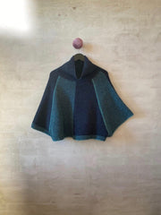 Pirouette poncho af Hanne Falkenberg, strikkekit | 73 Tordenblå, 38 Irgrøn