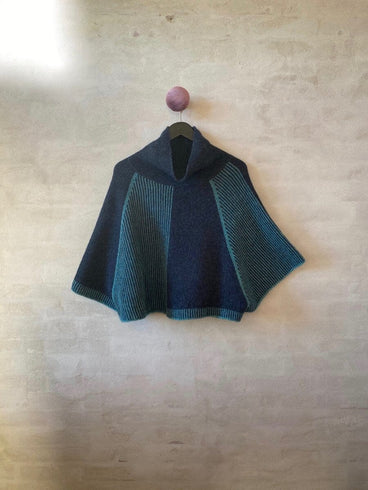Pirouette poncho af Hanne Falkenberg, strikkekit | 73 Tordenblå, 38 Irgrøn