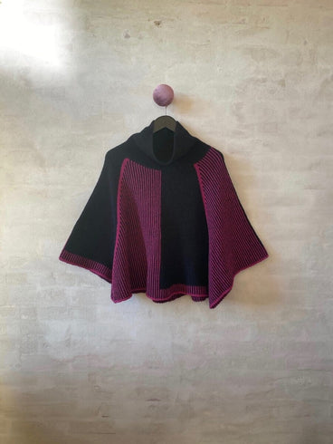 Pirouette poncho af Hanne Falkenberg, strikkekit | 71 Sort, 64 Vinrød