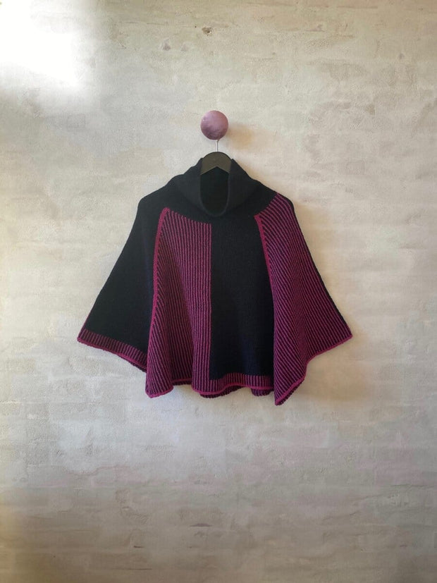 Pirouette poncho af Hanne Falkenberg, strikkekit | 71 Sort, 64 Vinrød