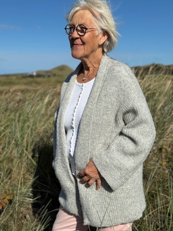 Pygmalion cardigan af Hanne Falkenberg, No 20 strikkekit (1 farve) Strikkekit Hanne Falkenberg