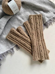 Rikke Beanie No 1 & Wrist Warmers af Rikke Jönsson, strikkekit i No 1 Strikkekit Rikke Jönsson