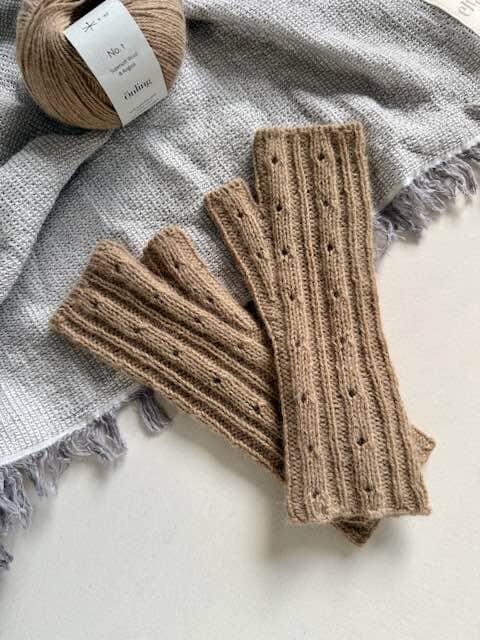 Rikke Beanie No 1 & Wrist Warmers af Rikke Jönsson, strikkekit i No 1 Strikkekit Rikke Jönsson