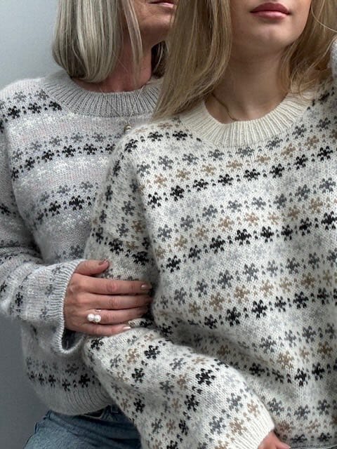 OBS MÆNGDER Rikke Bloom Sweater af Rikke Jönsson, strikkekit i No 1 Strikkekit Rikke Jönsson