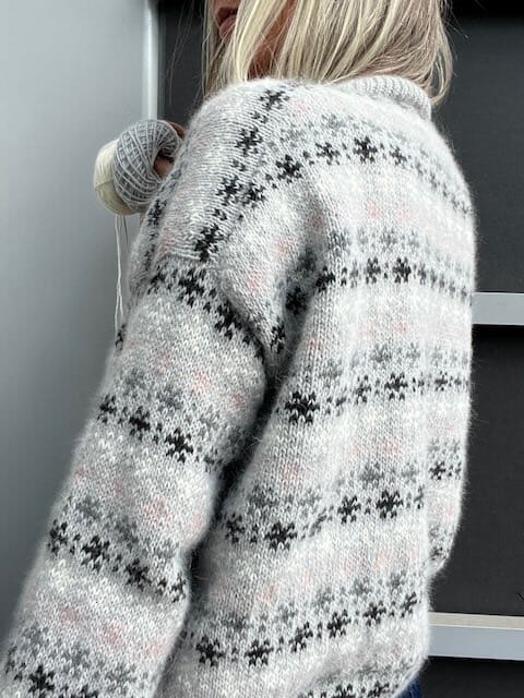 OBS MÆNGDER Rikke Bloom Sweater af Rikke Jönsson, strikkekit i No 1 Strikkekit Rikke Jönsson