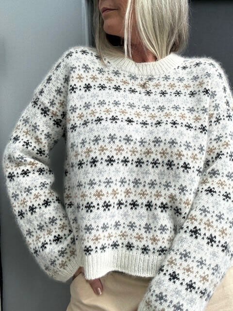 OBS MÆNGDER Rikke Bloom Sweater af Rikke Jönsson, strikkekit i No 3 Strikkekit Rikke Jönsson