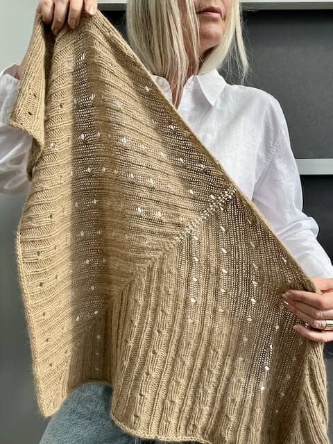 Rikke Scarf No 2 af Rikke Jönsson, strikkekit i No 3 Strikkekit Rikke Jönsson