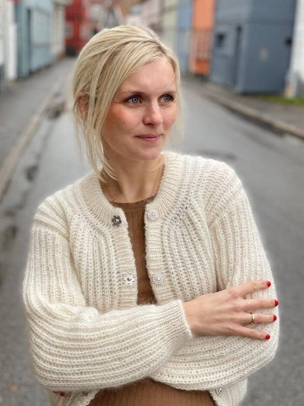 Strikkeopskrift til September jakke designet af PetiteKnit.