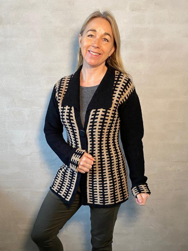 Silhuet af Hanne Falkenberg, løs strikkeopskrift Strikkeopskrift Hanne Falkenberg