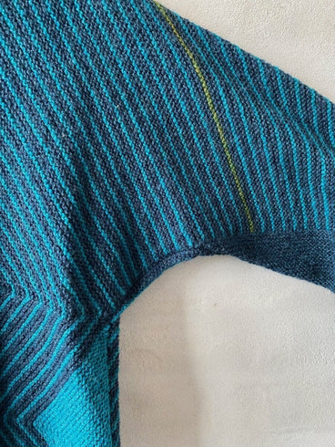 Studio Long sweater af Hanne Falkenberg, strikkekit | 41 Petroleum, 38 Irgrøn, 33 Æblegrøn