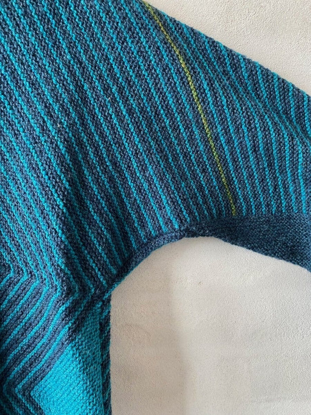Studio Long sweater af Hanne Falkenberg, strikkekit | 41 Petroleum, 38 Irgrøn, 33 Æblegrøn