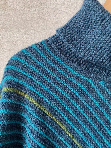 Studio Long sweater af Hanne Falkenberg, strikkekit | 41 Petroleum, 38 Irgrøn, 33 Æblegrøn