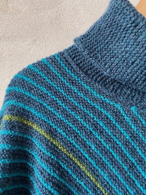 Studio Long sweater af Hanne Falkenberg, strikkekit | 41 Petroleum, 38 Irgrøn, 33 Æblegrøn