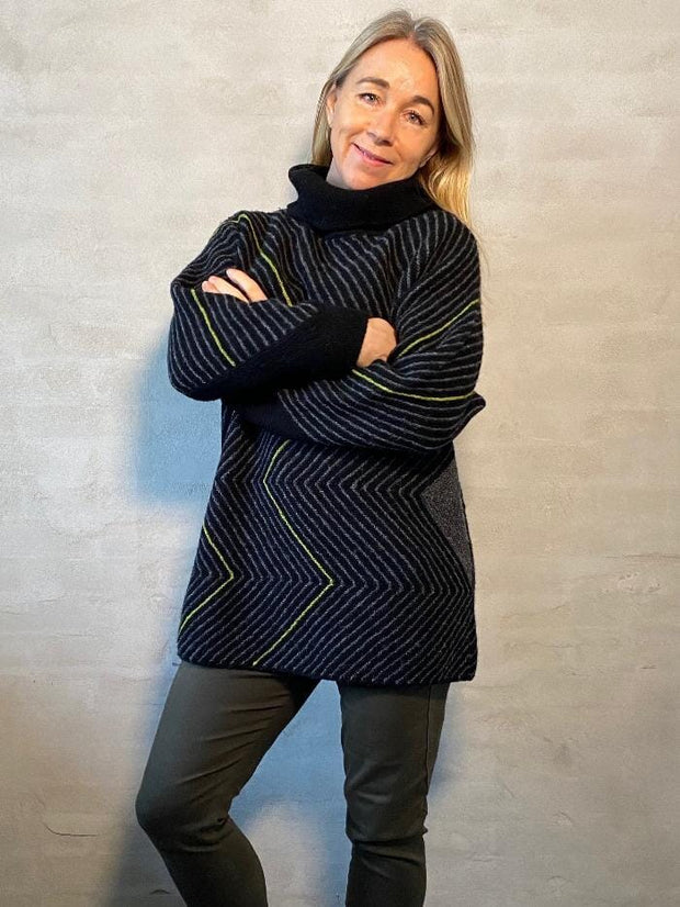 Studio Long sweater af Hanne Falkenberg, strikkekit | 71 Sort, 74 Skifergrå, 22 Ærtegrøn (x)