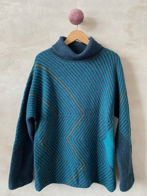Studio Long sweater af Hanne Falkenberg, strikkekit | 41 Petroleum, 38 Irgrøn, 33 Æblegrøn