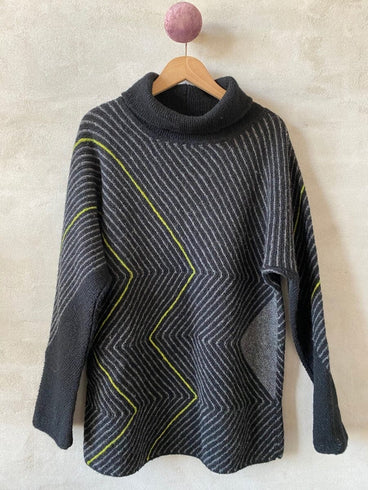 Studio Long sweater af Hanne Falkenberg, strikkekit | 71 Sort, 74 Skifergrå, 22 Ærtegrøn (x)