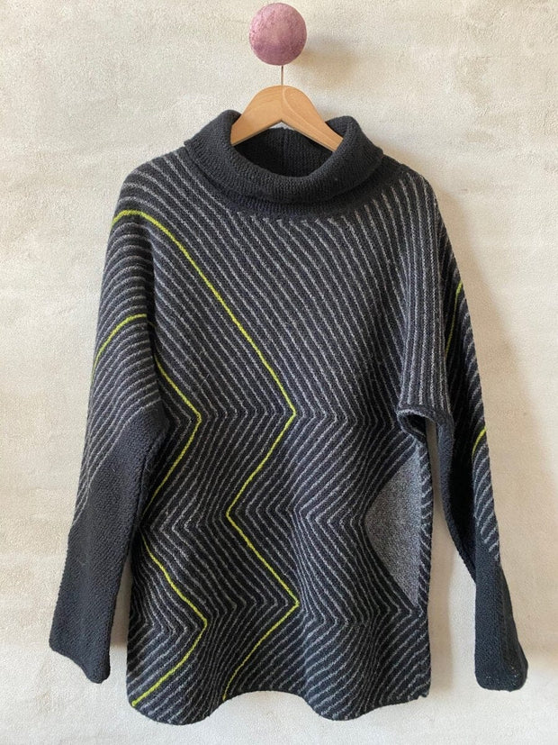 Studio Long sweater af Hanne Falkenberg, strikkekit | 71 Sort, 74 Skifergrå, 22 Ærtegrøn (x)