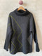 Studio Long sweater af Hanne Falkenberg, strikkekit | 71 Sort, 74 Skifergrå, 22 Ærtegrøn (x)