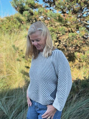 Studio sweater med 3/4 lange ærmer af Hanne Falkenberg, No 2 strikkekit