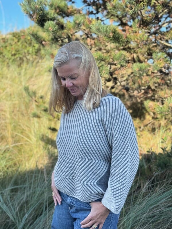 Studio sweater med 3/4 lange ærmer af Hanne Falkenberg, No 2 strikkekit