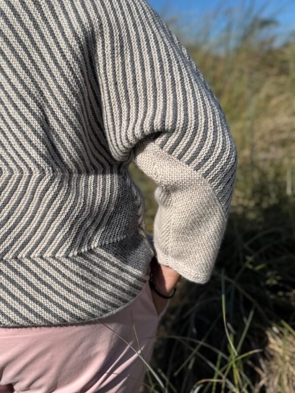 Studio sweater med 3/4 lange ærmer af Hanne Falkenberg, No 2 strikkekit
