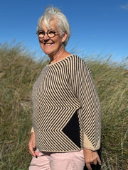 Studio sweater med 3/4 lange ærmer af Hanne Falkenberg, strikkekit i No 20