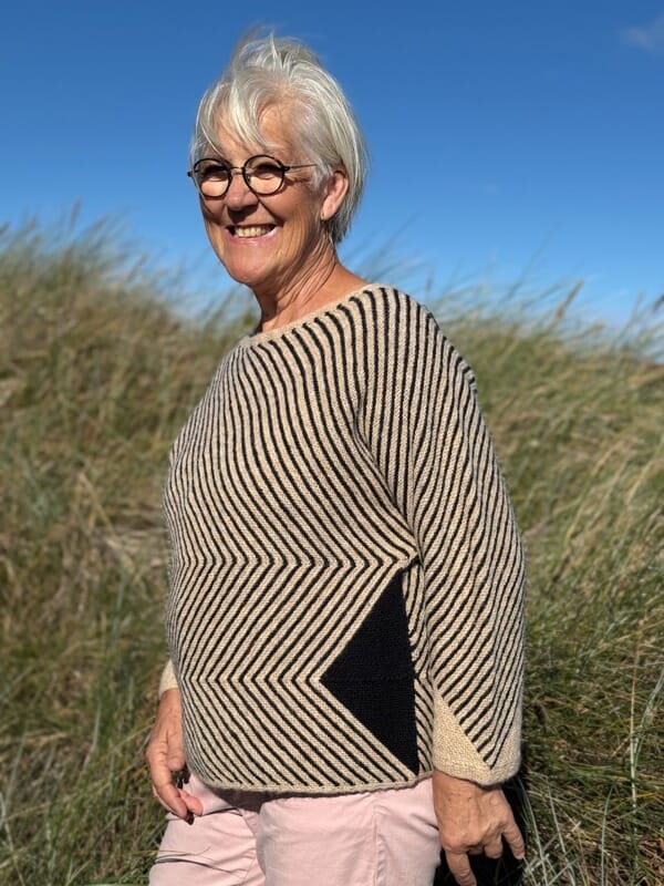 Studio sweater med 3/4 lange ærmer af Hanne Falkenberg, strikkekit i No 20