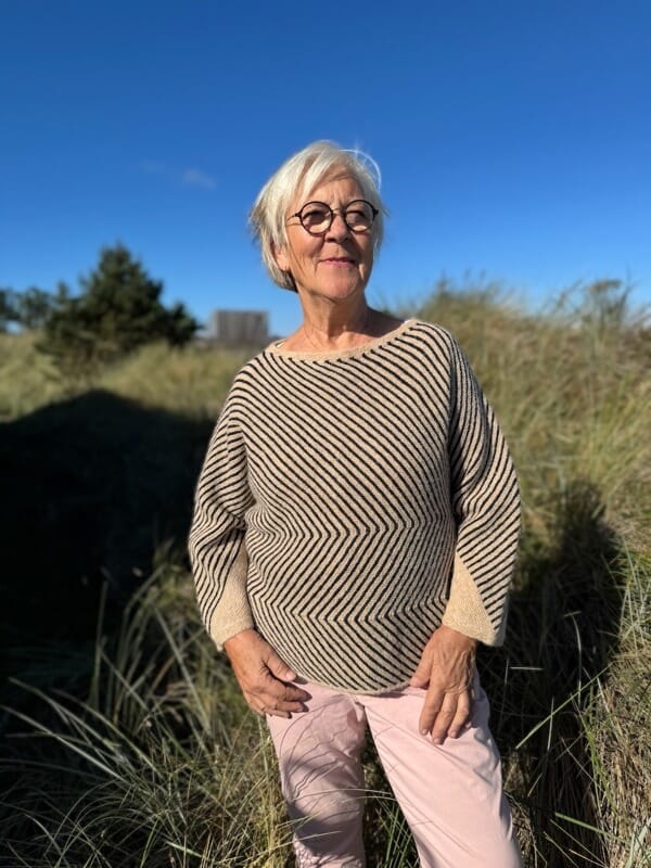 Studio sweater med 3/4 lange ærmer af Hanne Falkenberg, strikkekit i No 20