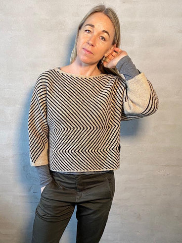 Studio sweater No 20 af Hanne Falkenberg, løs strikkeopskrift Strikkeopskrift Hanne Falkenberg
