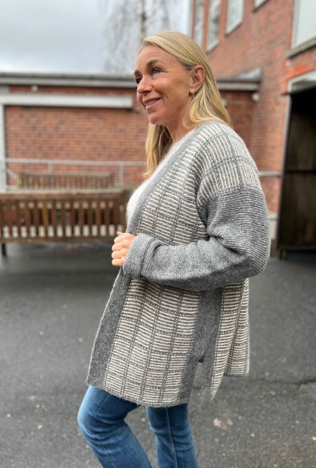 Text jakke af Hanne Falkenberg, No 20 strikkekit | 77 Sølvgrå, 01 Vinterhvid