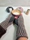 Wilma Håndledsvarmere af Hanne Falkenberg, No 2 strikkekit | Koks grå (3565 grigio 5), Støvet rosa (103501, warm grey)
