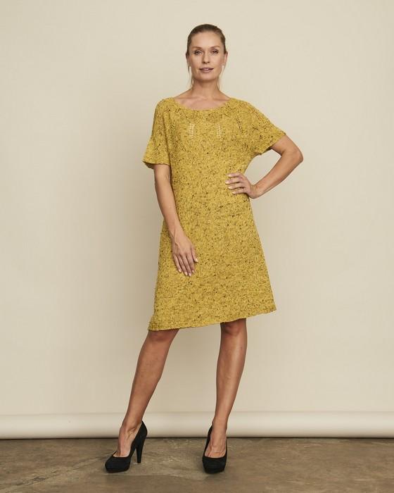Iris kjole, en gul sommerkjole med hulmønster, strikket i det populære silke kit fra Önling,