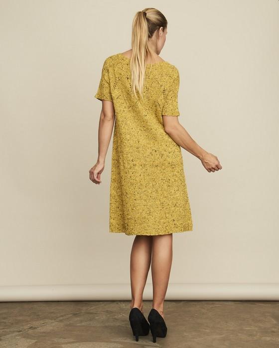 Iris kjole, en gul sommerkjole med hulmønster, strikket i det populære silke kit fra Önling,