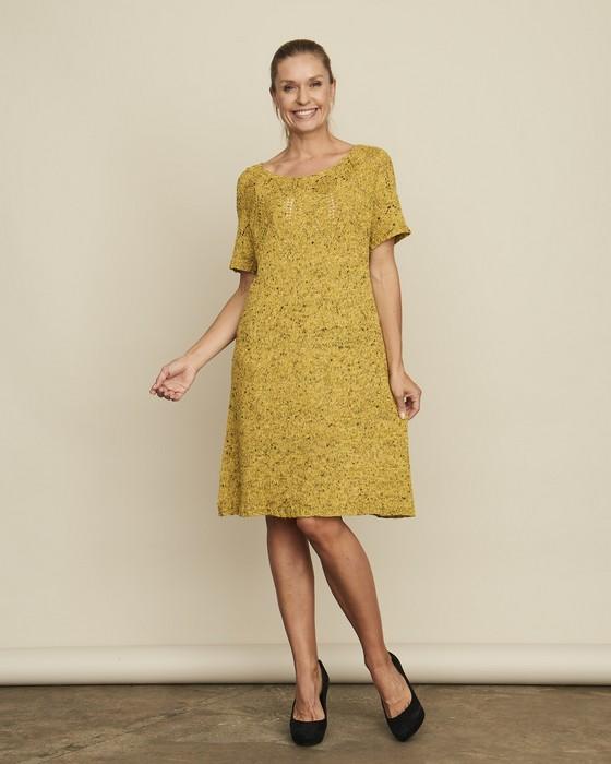 Iris kjole, en gul sommerkjole med hulmønster, strikket i det populære silke kit fra Önling,